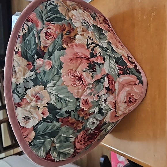 Rose Patterned Pink Tea Cozy - Picture 2 of 3